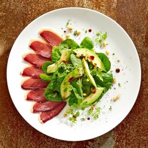 Carpaccio d'avocat et magret de canard fumé